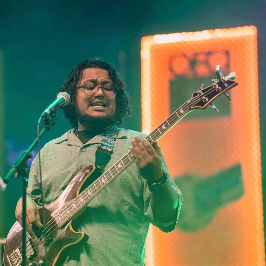 Bass, green stage, orange light