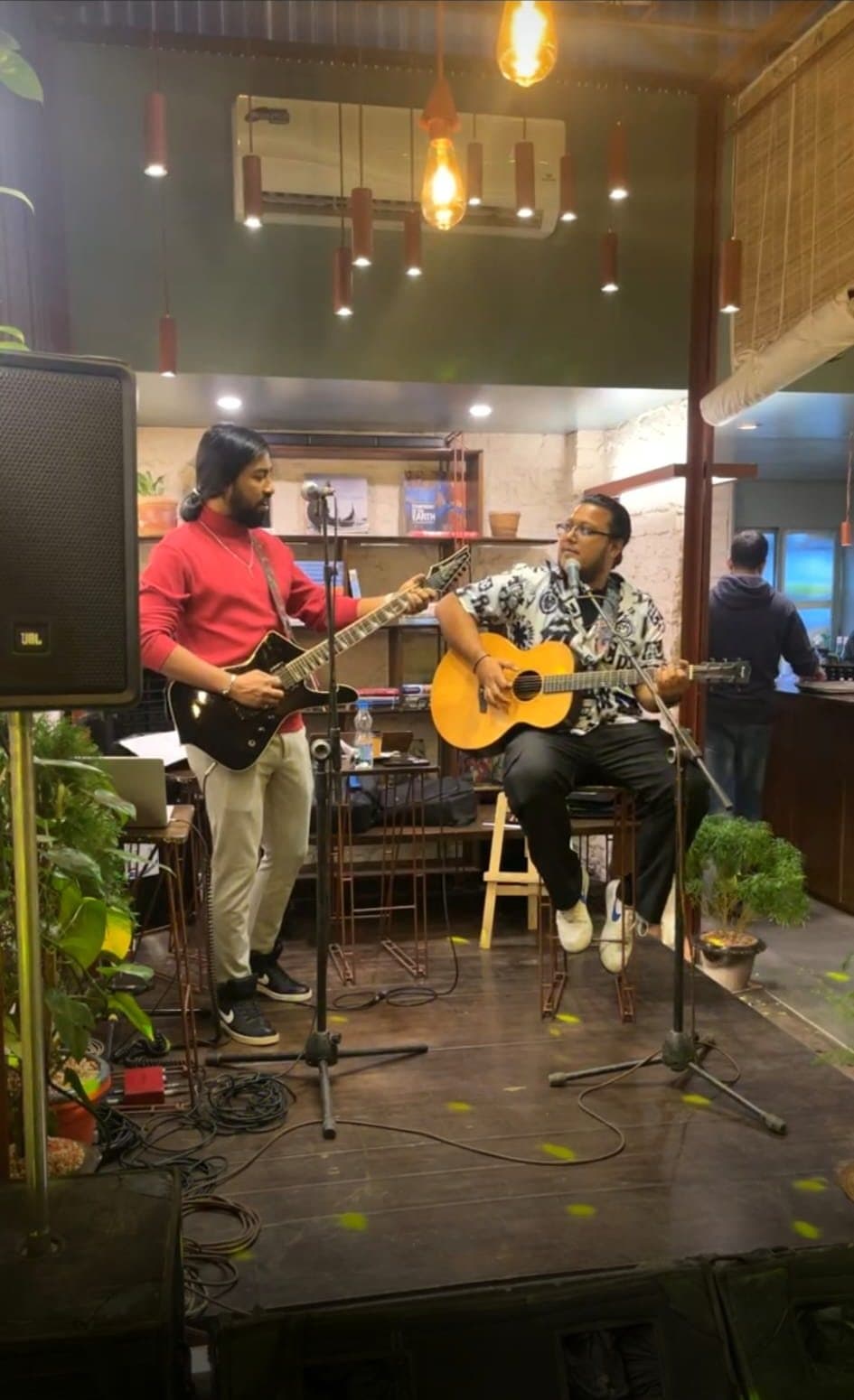 Duo set, cafe stage